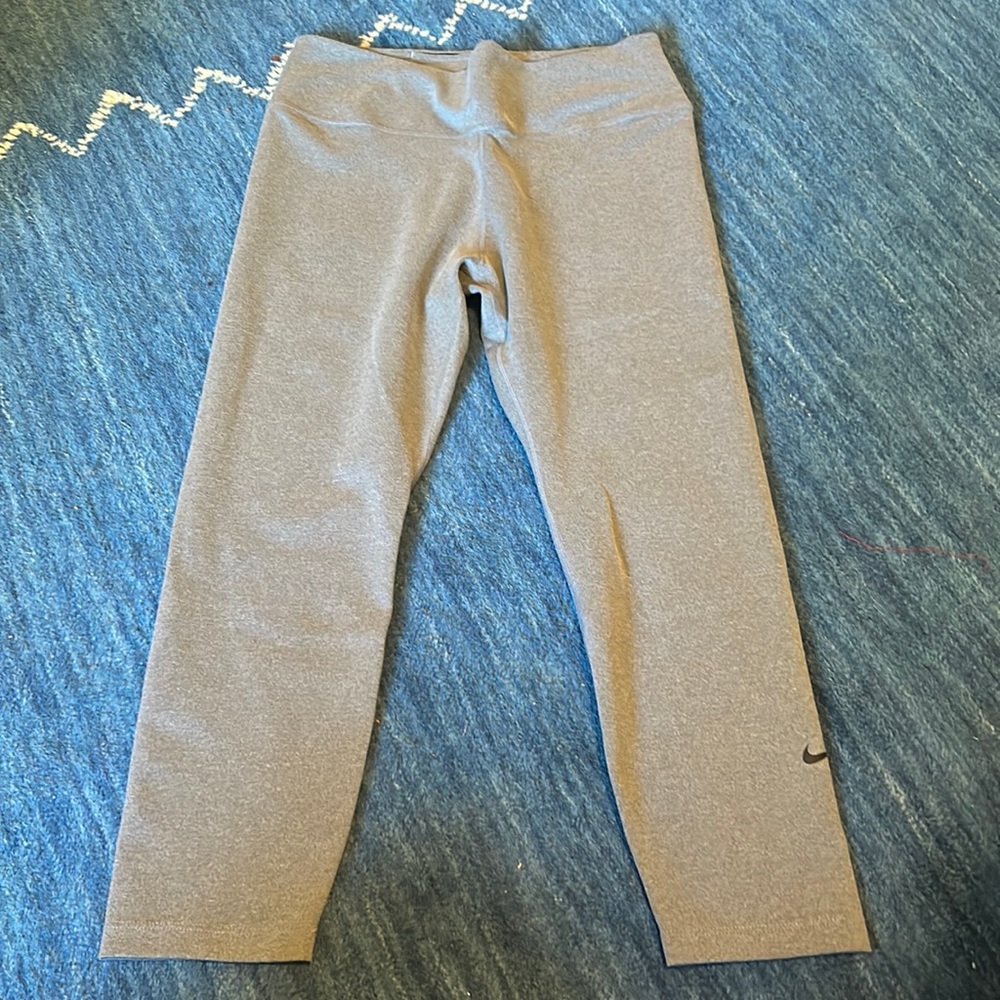 Gray Nike cropped leggings